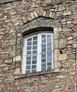 Fenêtre du château de Panat avec arc de décharge.