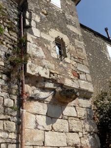 Ancien encorbellement et pierre d'évacuation d'évier ("yeira" en occitan)