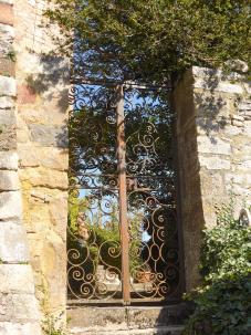 Grille en fer forgé du l'entrée du jardin du château de Panat